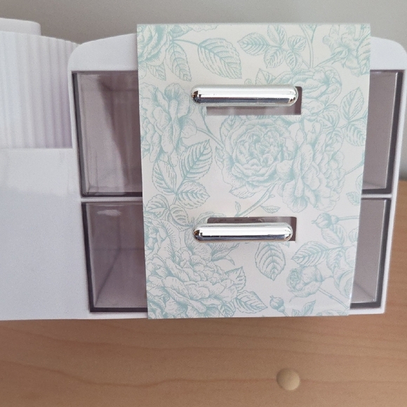 White Makeup Organizer NWT with Vince Camuto Luxury Brush Bundle - Picture 3 of 7